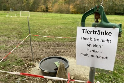 Auch neu, diese Tränke. Die Wiese dahinter ist bald ein Fall für Kühe und Pferde.
