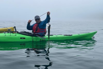 Zack Kruzins fängt vom Kajak aus seinen Fisch.