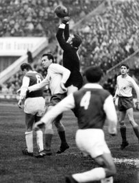 Einer, der im Briefwechsel in der Kritik stand, war Aues Torwart Klaus Thiele, hier bei einer Parade in einem Spiel von 1966 gegen Chemie Leipzig.