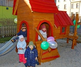 Maxi, Jona, Nathanael und Erna (v. l.) im neuen Spielhaus.