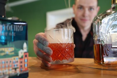 Als Besonderheit gelten die geräucherten Cocktails von Julian Leißing.