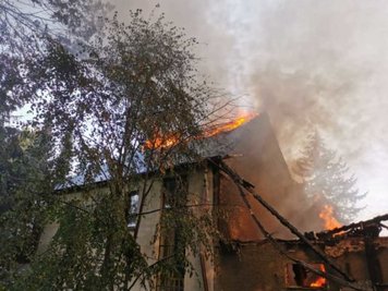Bei einem Brand im August 2020 ist dieses Gehöft in Weißbach fast völlig zerstört worden. Was Nachbarn damals vermuteten, ist Gewissheit geworden. Nach Familienstreitigkeiten soll das Feuer gelegt worden sein.