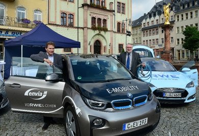 OB Matthias Damm (r.) und Ralf Schreiber mit dem Auto, das das Ordnungsamt 15 Tage nutzen kann.