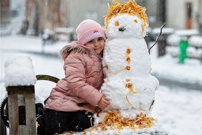 So macht der Winter Spaß: Kristal-Jane (4) freute sich über den ersten Schneemann des Jahres. Dank Steffen Laudels Holzwerkstatt in den Handwerkerhäusern konnte die Figur dekoriert werden.