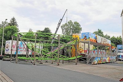 Statt einer Geisterbahn gibt es eine Familien-Achterbahn.