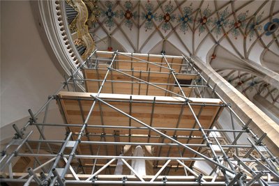 Die Firma Gerüstbau Hein aus Bischofswerda baut ein Spezielgerüst für die Restaurierungsarbeiten im Freiberger Dom auf.
