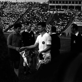 Dieter Erler (rechts), hier 1966 als Kapitän der DDR-Auswahl im Länderspiel gegen Chile, glänzte bereits Ende der 1950er-Jahre.
