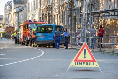 Ein sturzbetrunkener Opel-Fahrer prallte in Annaberg-Buchholz gegen eine Hauswand.
