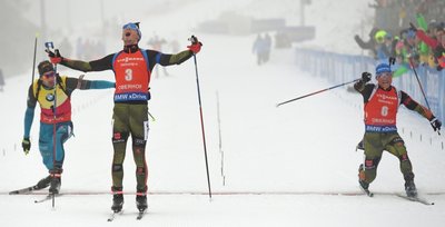 Finale Furioso im Massenstart: Während Simon Schempp bereits seinen Sieg bejubelt, stürzen sich Erik Lesser (rechts) und Martin Fourcade ins Ziel.