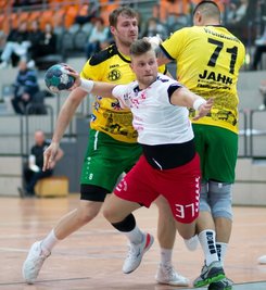 David Zbiral vom HC Einheit Plauen hat vor Kurzem seinen Vertrag verlängert. Er ist eine wichtige Stütze der Mannschaft und soll dabei helfen das Minimalziel Klassenerhalt zu erreichen. 