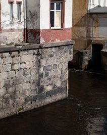 Vom Sims unterm Fenster stürzte der Einbrecher ins Wasser. 