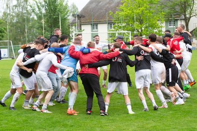 Nicht zu halten: Die Zwickauer Spieler jubeln über ihren Aufstieg - und das im Thalheimer „Wohnzimmer“.