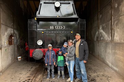 Familie Schönherr aus Pockau besichtigte die Loks der Pressnitztalbahn im Bahnbetriebswerk.