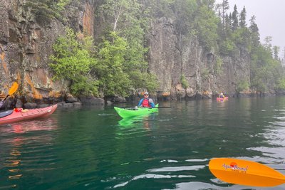 Der Abenteurer nimmt auch Touristen mit zu seinen Paddel-Touren auf den Lake Superior.