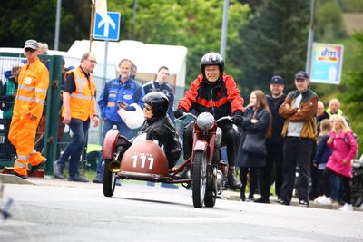Werner und Ingeborg Fröse aus Neuhausen zogen mit ihrem Jawa-Gespann von 1949 bei der Zschopau Classic die Blicke auf sich.