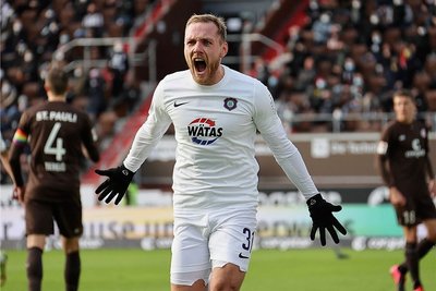 Ben Zolinski bejubelt nach 17 Minuten das 1:0 für die Auer. Für ihn war es der erste Treffer nach 32 Zweitligaspielen ohne Torerfolg.