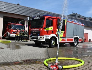 Mit Wasser aus zwei Strahlrohren wurde an der Feuerwache an der Wilhelm-Weber-Straße das neue Fahrzeug in Dienst gestellt. 
