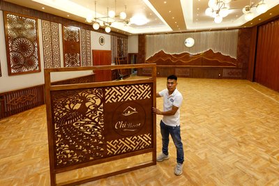 Inhaber Cao Cuong Le im künftigen Gastraum des Restaurants „Chi House“. Die Wandverkleidungen prägen den neuen Stil im Haus.