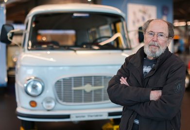Jürgen Gehm, ehemaliger Konstrukteur der Barkas Werke, steht vor dem letzten vom Band gelaufenen Barkas 1000/1 mit Viertaktmotor im Frankenberger Museum "Zeitwerkstadt". Dort wird in einer Schau die Geschichte des Fahrzeugs beleuchtet.