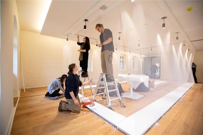 Was für eine Aufgabe: Mitarbeiter der Plauener Firma Fuhrmann & Ketzel haben in den vergangenen Tagen 8200 Fäden für diese Installation gespannt.