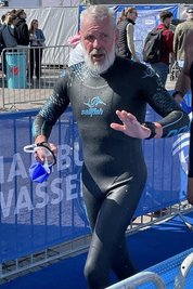 Bernd Geilert nach 1,5 Kilometer Schwimmen in der Wechselzone zum Radfahren über 40 Kilometer.