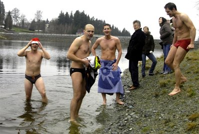 <p class="artikelinhalt">Eisbaden- eine Weihnachtstradition an der Talsperre Falkenstein.</p>