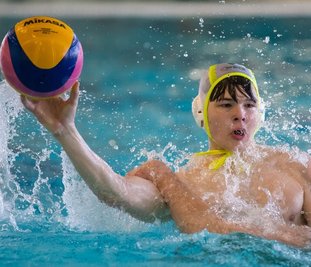 Lenny Schwabe (am Ball) ist einer von den jüngeren Akteuren im bundesligaerfahrenen Team des SVV Plauen. Gegen Hildesheim trug er sich einmal in die Liste der Torschützen ein.