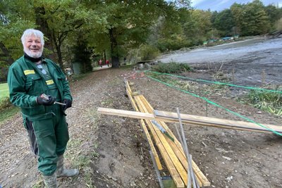 Der neueste Clou an Käppels Teichen: Dieter Käppel an dem gerade neu entstehenden Flachwasser-Bereich am großen Teich. Von den Bänken aus haben Besucher einen prima Blick auf das Geschehen im neuen Biotop.