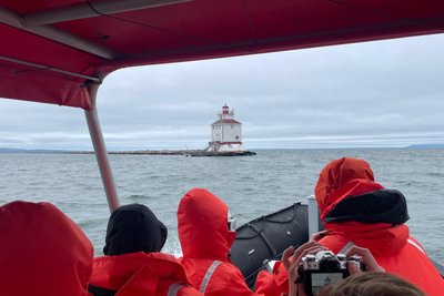 Mit dem Speedboot geht es über den Lake Superior.