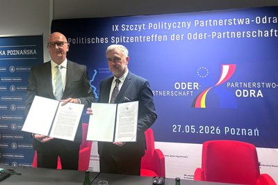 Brandenburgs Ministerpräsident Dietmar Woidke (SPD) und der Marschall der Woidwodschaft Großpolen (Wielkopolskie), Marek Wozniak, dringen auf bessere Schienenverbindungen von Deutschland nach Polen.