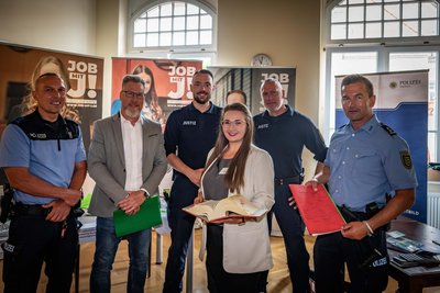 Polizeihauptmeister Maik Polzer, Andreas Fiege vom Weißen Ring, Markus Wollner vom Justizvollzug, Rechtspflegerin Julia Sperl, Sören Pauli vom Justizvollzug und Polizist Stephan Beidel (v.l.).
