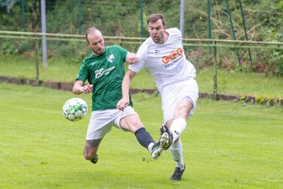 Max Schmeling (rechts) boxt sich gegen Thalheims Marek Barthold durch. Der Tanne-Kapitän hört nach der Saison auf.