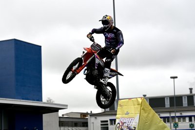 Ein kleiner Vorgeschmack auf seine Show: Luc Ackermann fliegt mit seiner KTM-Maschine über den Messeplatz in Chemnitz.