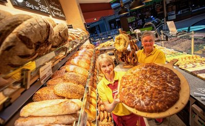 Die Mitarbeiterinnen Astrid Schenkel (links) und Andrea Selke in der Wunderlich-Filiale der Plauener Stadt-Galerie. Brot und Kuchen werden dort nach gewohntem Rezept gebacken - vollkommen frei von Insekten.