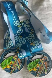 Bekommen einen besonderen Platz: Die beiden Finisher-Medaillen von Hawaii.