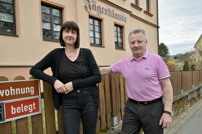 Claus-Dieter Reinhardt und seine Tochter Manuela Serio sind froh, dass die Erzgebirgsrallye besser gelaufen ist als erwartet.