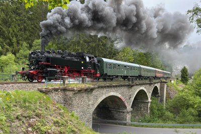 Die Dampflok 86 333 überquert mit ihrem Sonderzug nach Marienberg die Brücke an der Kniebreche.