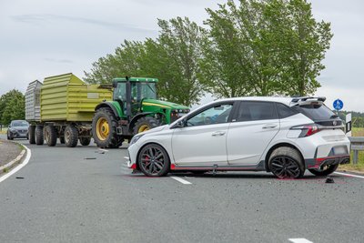 Bei einem Unfall in Zwönitz sind ein Pkw und ein Traktor kollidiert.