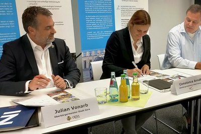 Die Oberbürgermeister Constance Arndt und Julian Vonarb unterzeichnen eine Vereinbarung, die auch Tobias Teich von der Zwickauer Hochschule und ein Vertreter der Hochschule Gera-Eisenach signieren. 