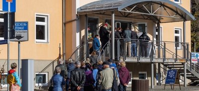 Angebote der mobilen Impfteams, wie hier in Thum, versuchen aktuell viele Menschen zu nutzen. Oft müssen sie stundenlang warten.