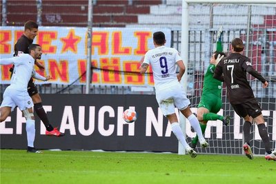 Ausgleich nach einer halben Stunde: Jakov Medic (links) setzt sich gegen Malcolm Cacutalua durch und köpft aus Nahdistanz ein.