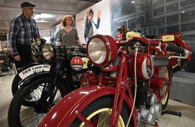 Vom Fahrradhilfsmotor über Motorräder aller Klassen bis zu Autos reichte die Palette der Zschopauer Marke DKW. Museumsdirektor Dirk Schmerschneider und Mitarbeiterin Kathy Eichholz führen durch die neue Ausstellung.