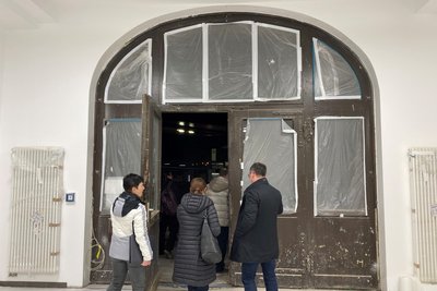 Die alte Eingangstür am Bahnhof in Mittweida wird ausgebaut. Voraussichtlich am 30. März wird eine neue eingesetzt, so die Bauverantwortlichen.