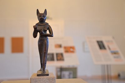 Wie sich Katzen in Göttinnen widerspiegeln, ist ein Aspekt der Sonderausstellung auf Schloss Rochsburg, hier Göttin Bastet.  