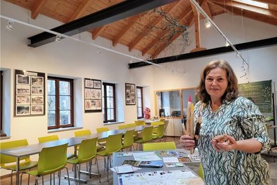 Anja Schwulst vom Heimat- und Verkehrsverein "Rochlitzer Muldental" empfängt Besucher im Porphyrhaus gegenüber dem Waldspielplatz. 