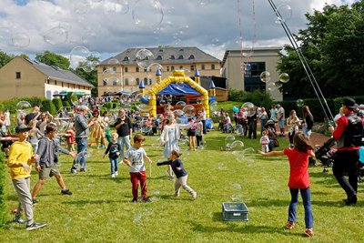 Gerade für die Kinder war der diesjährige Ort des Rosenfestes ideal: Wie hier im Französischen Garten des Kulturpalais hatten sie viel Platz zum Spielen und Toben im Grünen.