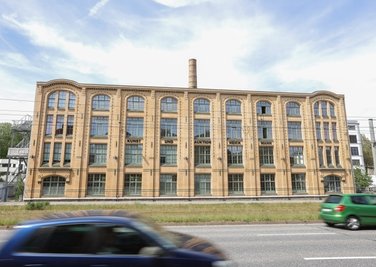 Dieses Gebäude gehört zum ehemaligen Firmengelände des Textilunternehmens der Familie Goeritz. Dort wird jetzt ein Film über ein Mitglied der Familie gezeigt. 