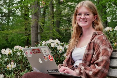 Phoenix Herman nimmt ihren Laptop gern mit in den Park am Schwanenteich, um dort im Grünen zu lernen.