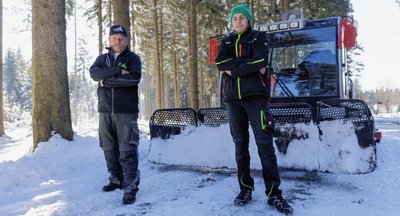 Bernd Köhler (l.) wird nicht selten von seinem Enkel Philipp Neubert beim Präparieren der Loipe bei Geyer begleitet, manchmal auch von seiner Frau. Dass ihre Arbeit zerstört wurde, macht sie mehr als sauer. 