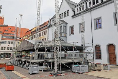 Die Hauptbühne auf dem Obermarkt wird derzeit aufgebaut.
